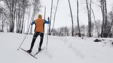 一个滑雪运动员正在<strong>攀登</strong>一座白雪皑皑的<strong>山峰</strong>
